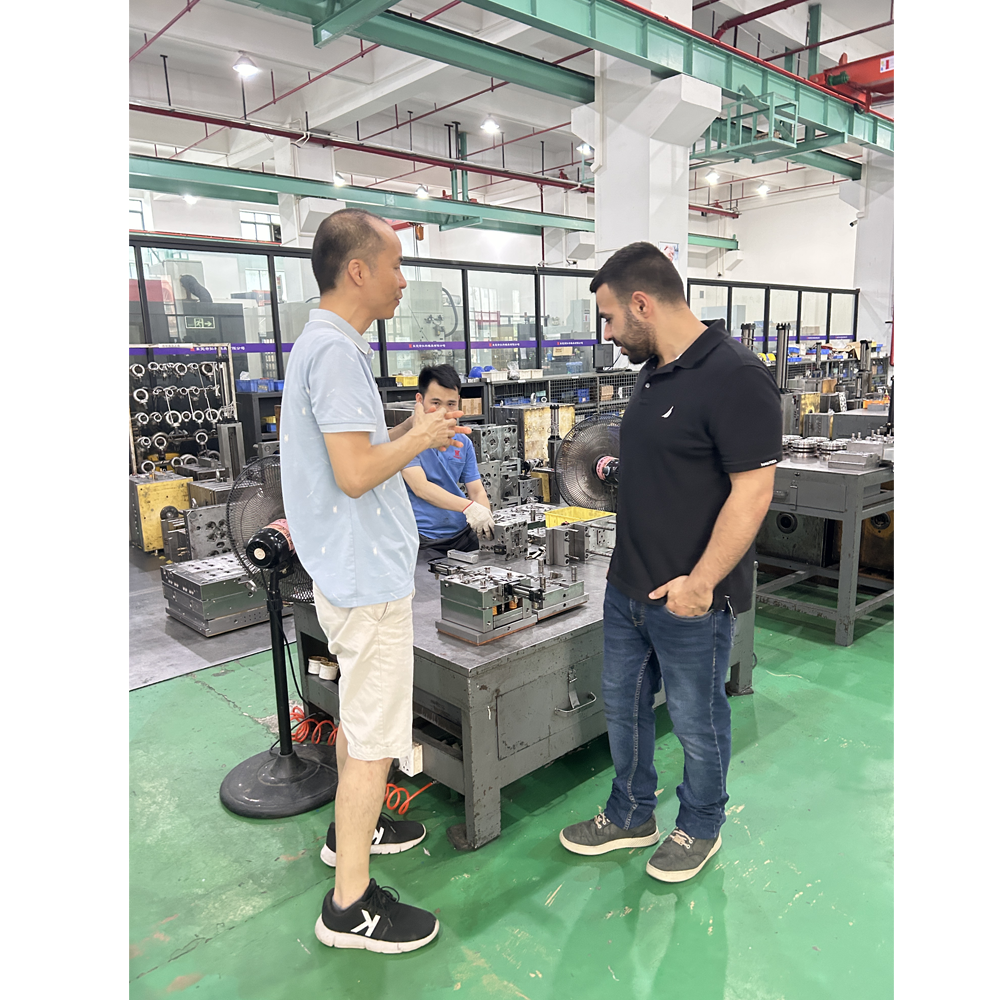 总经理带领客户参观车间并介绍注塑模具及注塑生产